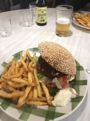 Burger et frites at La Face B in Lille