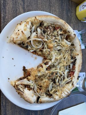 Vegane Pizza mit Champions und Zwiebeln  at Nadtila  in Diepholz