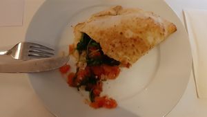 Vorspeise: Pizzabrot mit Ruccola und Bruschetta Tomaten, offen 😋. at Nadtila  in Diepholz