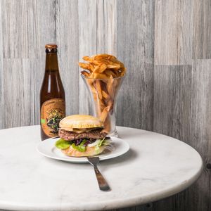 burger, french fries and beer at Compose It in Narbonne