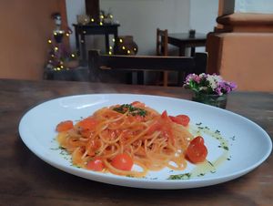 Spaghetti primavera, with tomato sauce, garlic, olive oil, cherry tomato and pesto at Le Campane in Oaxaca