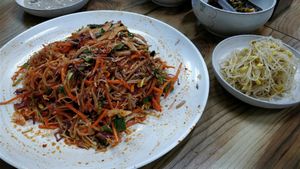 Dotori jaengban guksu at Man Na Dotori in Gangreung