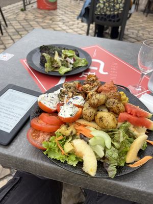 Vegan plate and olive tapende (bread not pictured)  at Food & Brew in Blois