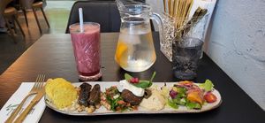 Meze Zeytunn ja mixed berry smoothie at Zeytuun in Tampere