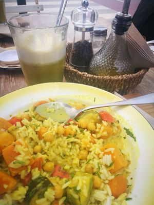 Plato vegano, arroz, verduras, garbanzos y curry at Blat Picat in Formentera