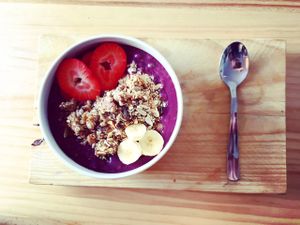 açaí bowl con fruta y granola casera at Blat Picat in Formentera