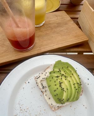 Tostada con ricotta vegana y zumos naturales   at Blat Picat in Formentera
