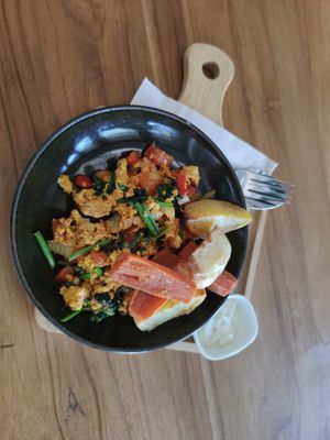 Scrambled tofu with baked potato & vegan aioli at Coco&Co in Vientiane