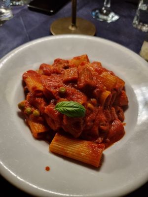 Rigatoni al ragù vegano at Tandem in Naples