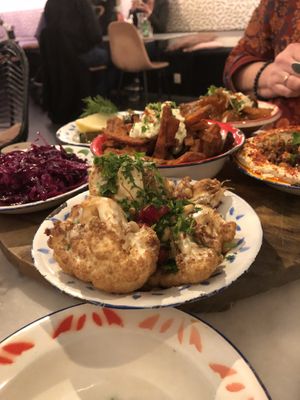 Geroosterde bloemkool met tahini dressing en granaatappelpitjes  at Hummus in Delft