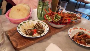 Meerdere gerechten at Hummus in Delft