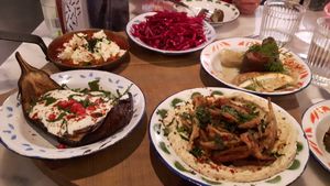 Meerdere gerechten at Hummus in Delft