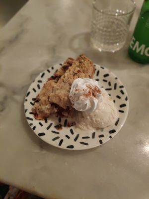 Applecrumble at Hummus in Delft