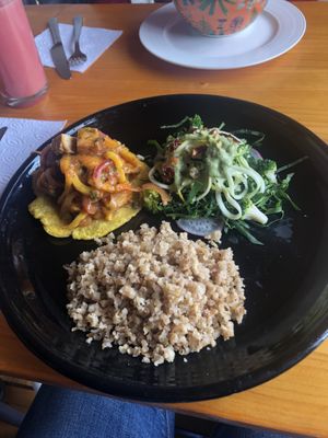 Arroz con coco, cebiche de mango y tofu en un patacón y noodles de zuchinni at Cardamomo in Bogota