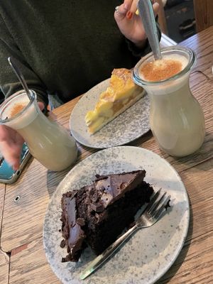 Chai tea latte, Apfel-und Schokokuchen  at Hommage in Cologne