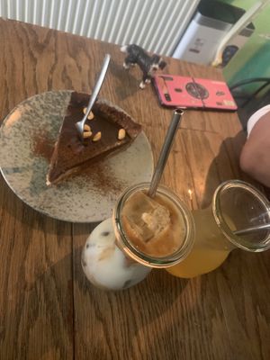 Vegan cheese cake and latte  at Hommage in Cologne