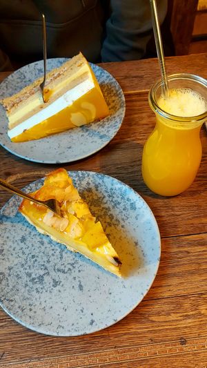 Vegan apple cake and non-vegan mango cake at Hommage in Cologne