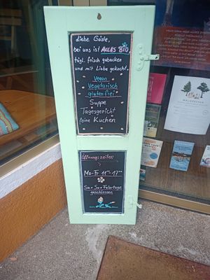 Öffnungszeiten falsch: Sa, So, feiertags geschlossen - opening hours wrongly reported: closed on Saturday Sunday and Bank Holidays at Cafe Miteinander in Murnau