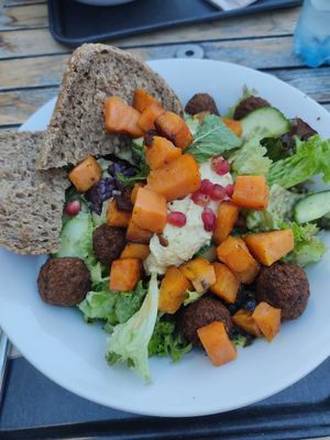 Insalata con falafel, zucca, melograno, hummus at Dean & David - Schellingstr in Munich