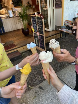 Mango, blue coconut, cheesecake, stracciatella   at Balaram Eis in Berlin