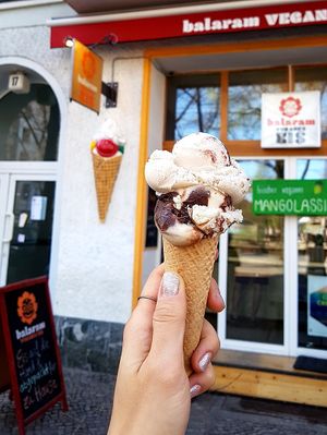 Ice cream cone with flavors "crazy peanut" and "walnut brownie" at Balaram Eis in Berlin