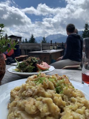 Ein Träumchen!! Wonderful view, kind stuff and sooo delicious vegan food😍 had the Käsespätzle and thought my dad gave me the wrong plate😂 big recommendation!!!!! at Huendeleskopfhuette in Pfronten-kappel