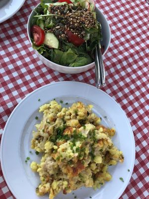 Vegane Kässpatzen und Salat at Huendeleskopfhuette in Pfronten-kappel