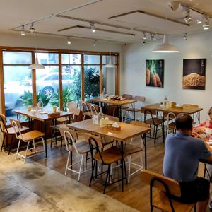 Ample lights from big windows at Flourish 元禾食堂 - Yuán Hé ShíTáng in Taipei