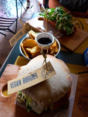 vegan burger, schin  potetos, veggi oddog at FUD in Catania