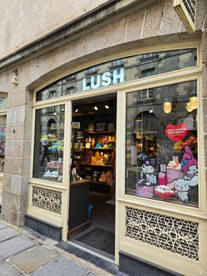 Front and entrance at LUSH in Rennes