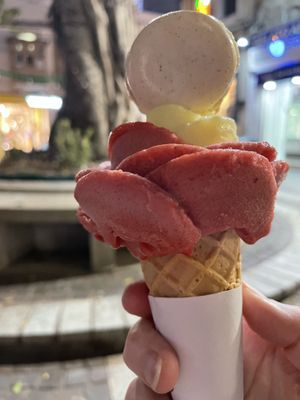 Fragola en Pineapple with mint. And a vanille macaron on top 😋  at Amorino in Valletta