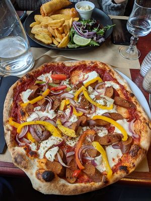Pizza piquante at Le London in Calais