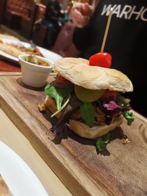 Jackfruit bbq burger at Le London in Calais