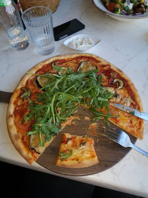 Kökets gröna vegan pizza at La Famiglia in Gavle