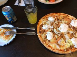 Vegan kebab-pizza with vegan garlic-sauce at La Famiglia in Gavle