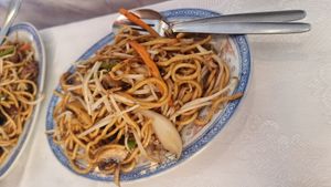 Vegetable chow mein at Li & Liu Mei Si Cheng in Sintra