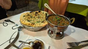 Dhal y pan de ajo. Las salsas son de las pakoras at Indian Palace in Sintra