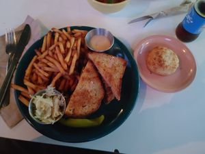 Sandwich smoked meat et biscuit à la noix de coco at Cafe Frida in Trois-rivieres