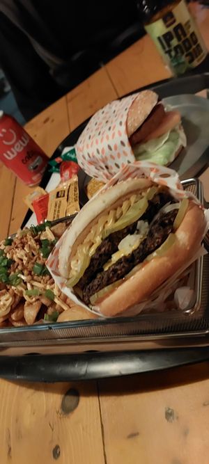 Double Cheesburguer, Veg Crispy e porção de batata com cheddar vegano e soy bits at We Can Veg It in Campinas