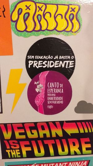 Adesivos no banheiro at We Can Veg It in Campinas