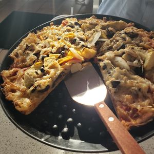 Melhor pizza vegana do mundo ! Atendimento maravilhoso ! Pessoas simpáticas e lugar bem diferente, com um trem q passa ao lado . at Silver Beach Pizza in St Joseph
