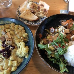 Kichererbsencurry mit Naan-Brot und Gemüsewok mit Reis  at Alex Kitchen in Husum