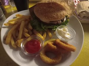 sucukburger menüsü 🤤🤤 yemekten sonra sucuklarından satın alıp evimde de sucuğu bol bol kullandım çok başarılı at Yasam Vegan Kafe in Izmir