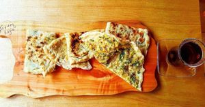 Patilayı geliştirdik, artık hamuru daha ince ve peynirlisinin içinde taze soğan, patateslisinde de dereotu var. Miss gibi sıcak sıcak. Kahvaltıda vazgeçilmez gibi bi'şey  at Yasam Vegan Kafe in Izmir