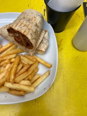 Dürüm Döner Menü her gittiğimde tercih ediyorum çok lezzetli bi tek sıkıntı yedikten sonra bi ağırlık çöküyor o da normal zaten yaninda da pirinç ayranı harika olu at Yasam Vegan Kafe in Izmir