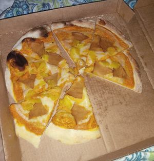 Hawaiian pizza at La Esquina Vegana in Heredia