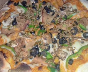Pizza Suprema (olives, peppers, vegan ham, vegan mince, mushrooms) at La Esquina Vegana in Heredia