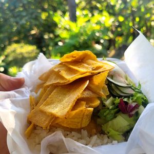 Con arroz, plátanos verdes y ensalada con fresco de cas. 😍 at La Esquina Vegana in Heredia