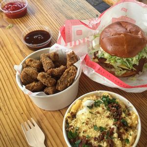 Popcorn chicken ❤️, mac n cheese and chicken burger - gooooood seitan at Temple of Seitan - Hackney in East London