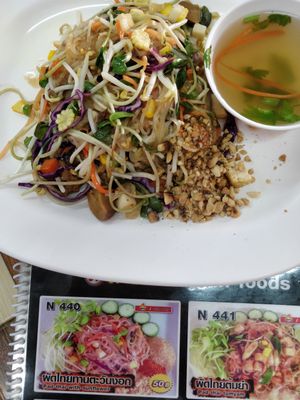 Pad Thai with sunflower at Jai Mai Jumjay in Chiang Mai